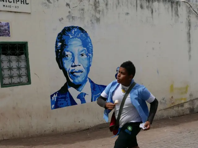 طفل خارج من مدرسته في الرأس الأخضر.