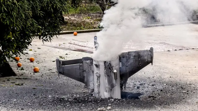 Los restos de un misil no identificado que cayó cerca de la frontera común entre Israel, Líbano y Siria