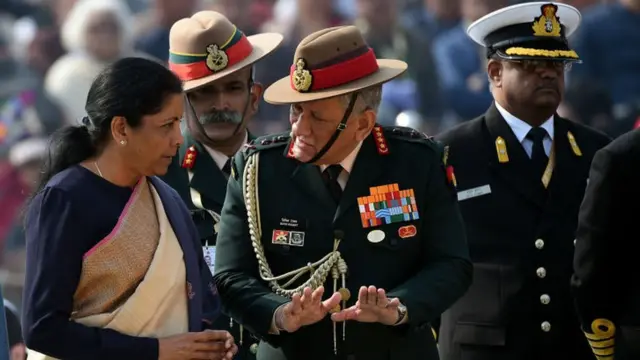 பாதுகாப்பு அமைச்சர் நிர்மலா சீதாராமன்