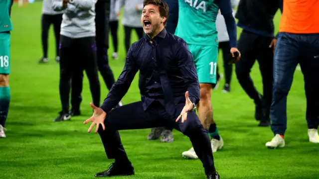 Pochettino, fou de joie, célèbre avec ses joueurs leur victoire sur l'Ajax d'Amsterdam en demie-finale de la LDC.