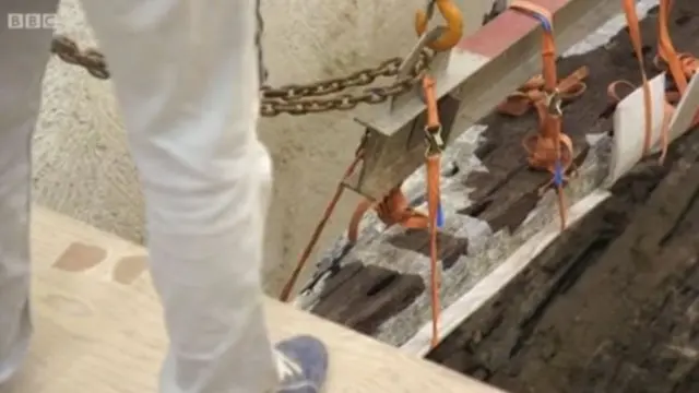 গিজা মরুভূমির ভেতর পিরামিডের নীচ থেকে প্রাচীন নৌকা উদ্ধারের চেষ্টা চলছে