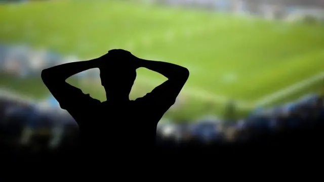 Homem triste ao ver o time perder partidaestrela bet minimo de depositofutebol