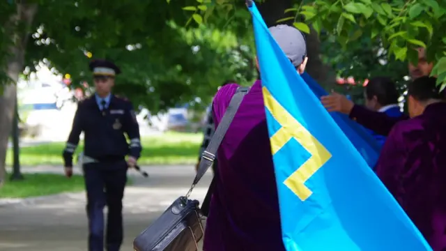 Кримський татарин із прапором у Сімферополі