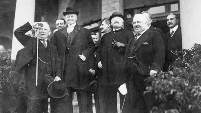 O então ministro britânico David Lloyd George, o ex-chefe do governo francês Alexandre Millerand e o ex-presidente italiano Francesco Nitti na Conferênciavirtual premier betSan Remo. (13/05/1920)