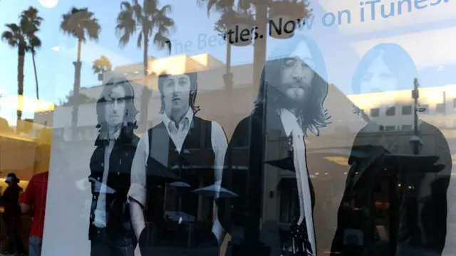 Рекламный плакат, объявляющей о начале продажи музыки "Битлз" через iTunes. 7 декабря 2010г.