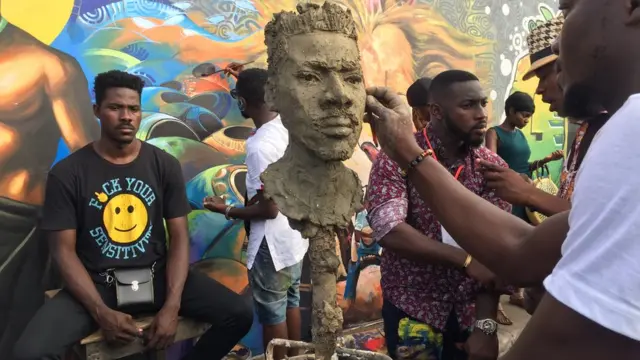 Sculptor Stephen Allotey at work