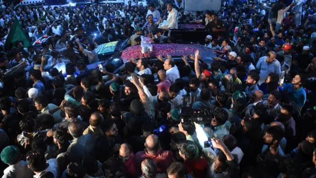 نواز شریف کا قافلہ