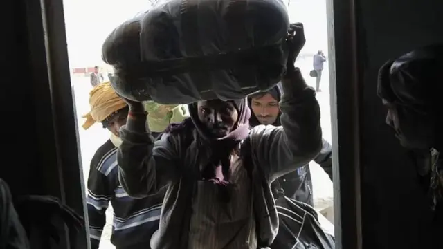 बेनगाज़ी एयरपोर्ट पर पहुंचते भारतीय मजदूर