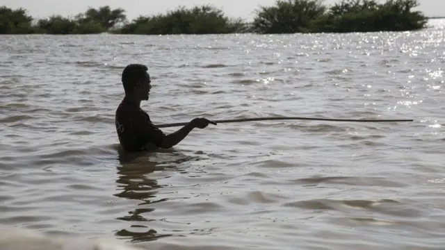 A ranar Talata mutane a babban birnin Sudan, Khartoum suna ci gaba da fama da ambaliyar ruwa…