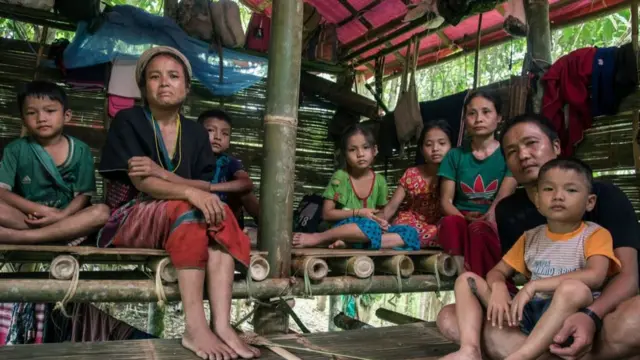 ကရင်ပြည်နယ်ဖာပွန်ခရိုင်မှာ စစ်ဘေးတိမ်းရှောင်နေကြသူမိသားစု