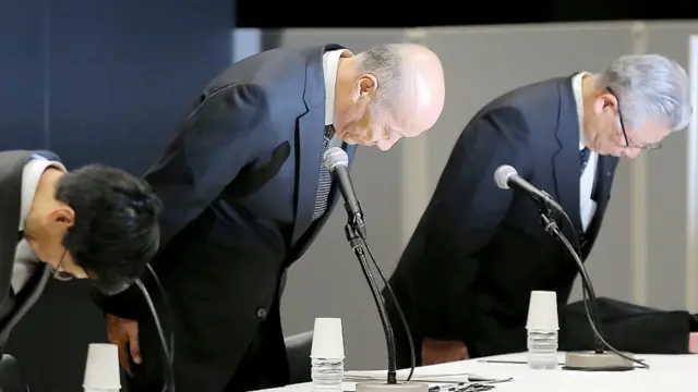 Gerentes Dentsu, a maior empresa de marketing e publicidade do Japão, pedem perdão após o suicídio de um jovem empregado em 2015