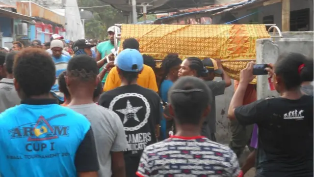 Pengusungan Jenazah Onesimus Rumayom