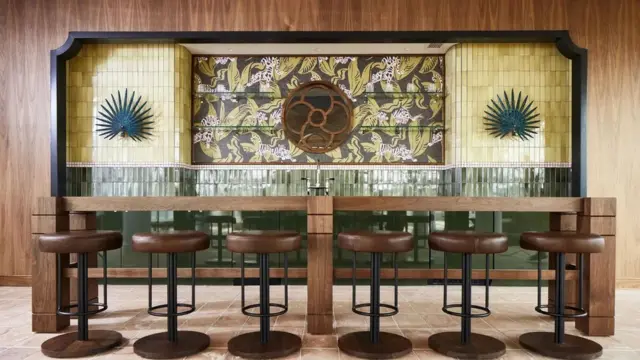 워싱턴 DC의 8층짜리 아파트 단지 더 레이에는 라운지와 바가 있는 펜트하우스 클럽이 있다