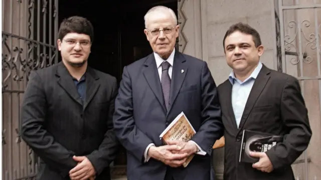 Da esq. para a dir., o designer Cicero Moraes, o tetranetouab cbetd. Pedro I e o advogado José Lira, idealizador do projeto