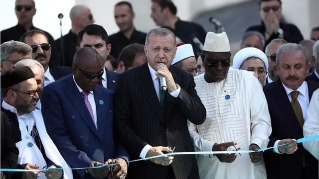 Shugaban kasar Albania Ilir Meta da na Guinea wato Alpha Conde sai kuma na Senegal Macky Sall da Firai Ministan Falastin Mohammad Shtayyeh duk tare da Shugaban Turkiyya ya yin bude masallacin