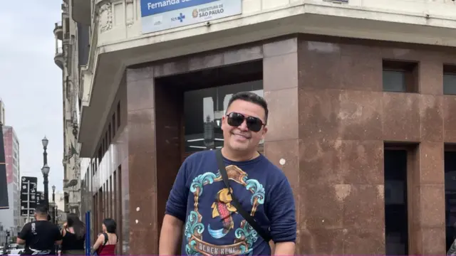 Daniel Araujo posando para a foto e sorrindofrente a postosaúde