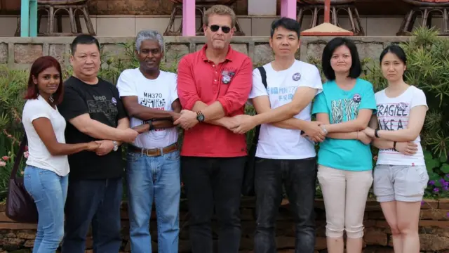 赴马达加斯加寻找飞机下落的MH370乘客家属在旅馆前合影（4/12/2016）