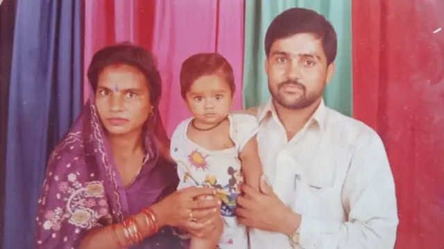 दिव्या काकरान अपने पिता के साथ