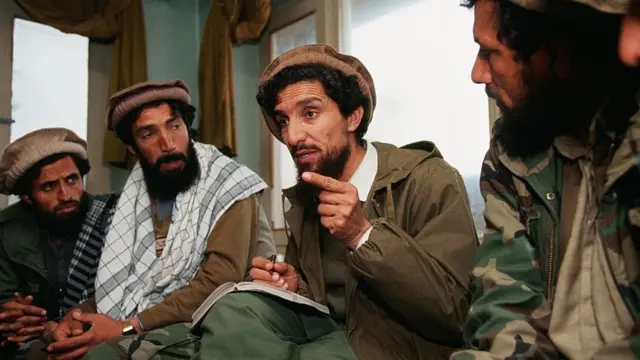 أحمد شاه مسعود (الثالث من اليسار)