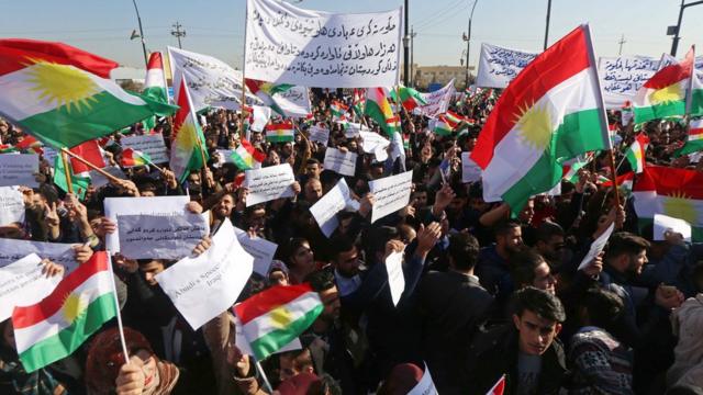المحتجون رفعوا لافتات بالعربية والكردية والإنجليزية تطالب برحيل الحكومة
