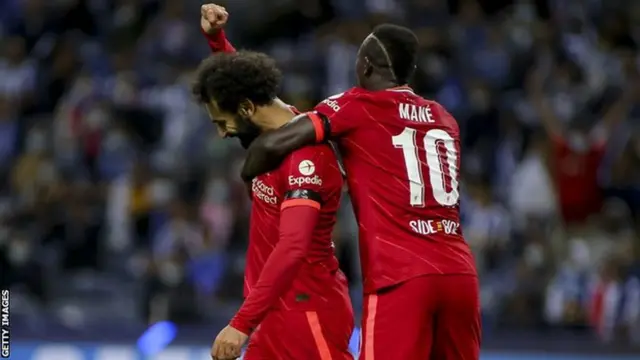 Sadio Mané et Mohamed Salah célèbrent un but pour Liverpool