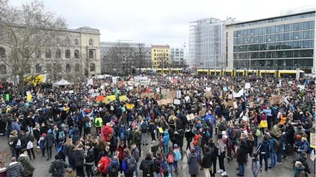 Berlin'deki öğrencilerin iklim değişikliğine karşı protesto gösterisi