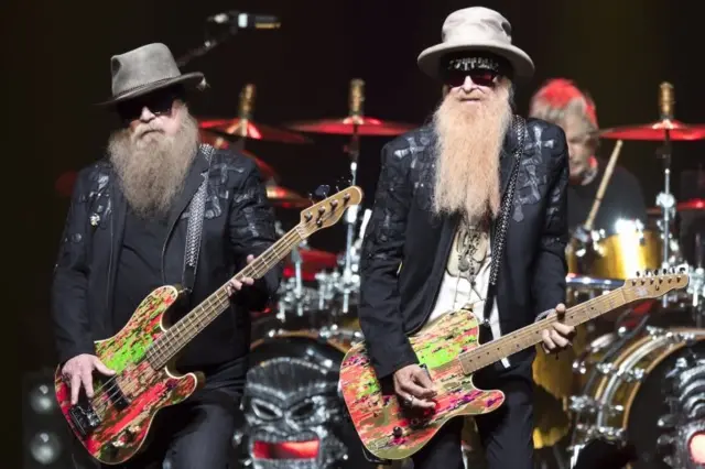 Dusty Hill (izq), Billy Gibbons y Frank Beard (batería)