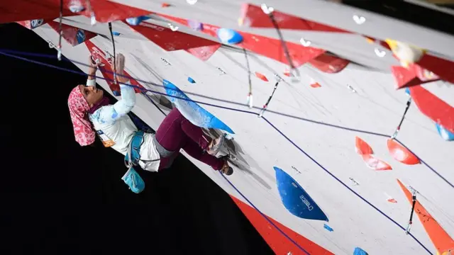 از هر مانع سختی که بگذرند در رده‌های بالایی نظام سقف شیشه‌ای و حتی سیمانی مانع پیشرفت آنان است. (عکس الناز رکابی کوهنورد ایرانی)