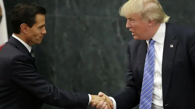 Trump y Peña Nieto se saludan