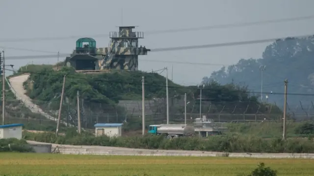 Un poste de contrôle des forces armées nord coréennes à la frontière avec la Corée du Sud