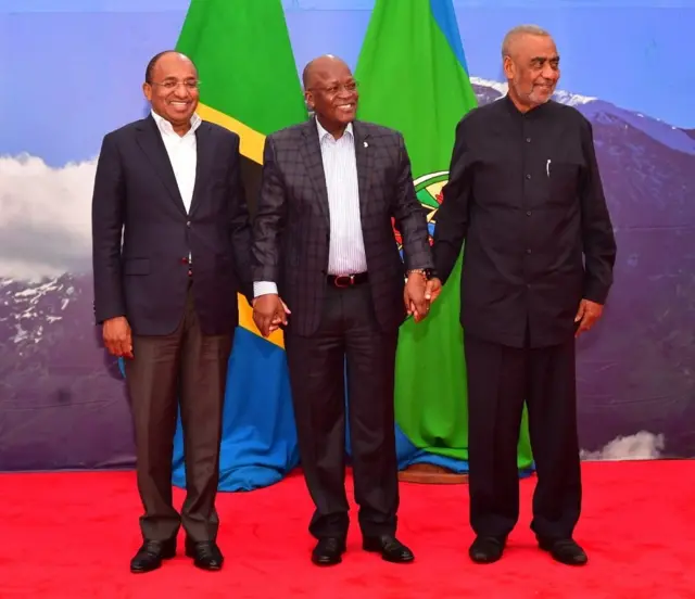 Hayati Dk. John Magufuli akiwa na Dkt Hussein Mwinyi na hayati Maalim Seif