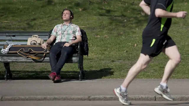 чоловік сидить у парку в Лондоні