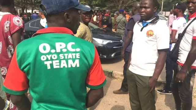 Awọn eeyan to peju sibi ififlọlẹ eto Amọtẹkun