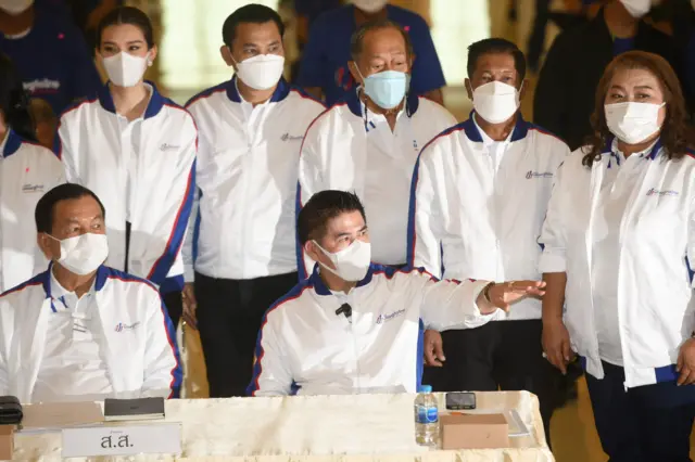 พล.อ. วิชญ์ กับ ร.อ. ธรรมนัส ในวันประชุมใหญ่ของ ศท. เมื่อ 18 มี.ค. ก่อนที่ความสัมพันธ์ของทั้งคู่จะเข้าสู่จุดแตกหัก