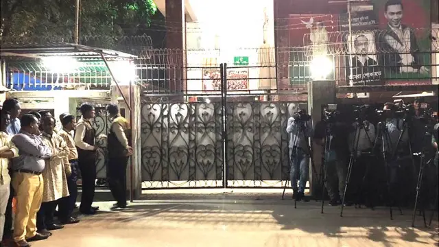 শনিবার বিকেল থেকেই গুলশানে বিএনপি কার্যালয়ের সামনে উৎসুক জনতা আর সাংবাদিকদের ভিড় জমছে