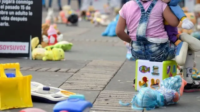 રમકડાં સાથે બાળકી