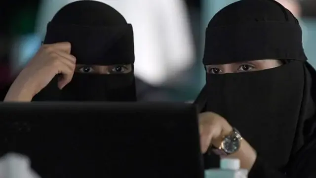 சமூக ஊடகத்தில் கிண்டல்