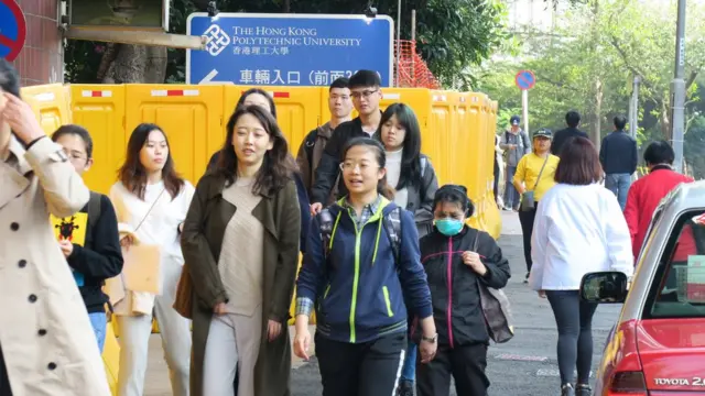 香港理工大學南面正門的圍板（3/1/2020）