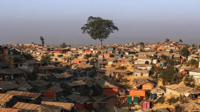 এসব ক্যাম্পে বাস করেন সাত লাখেরও বেশি রোহিঙ্গা।