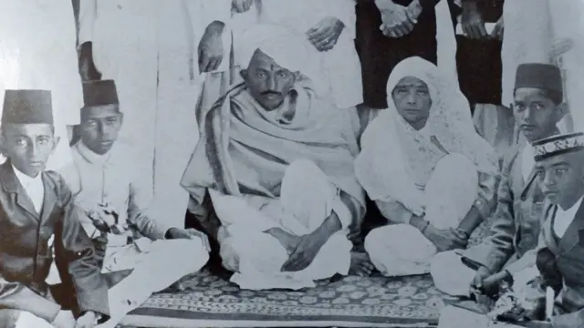 ગાંધીજી અને કસ્તૂરબા અમદાવાદમાં