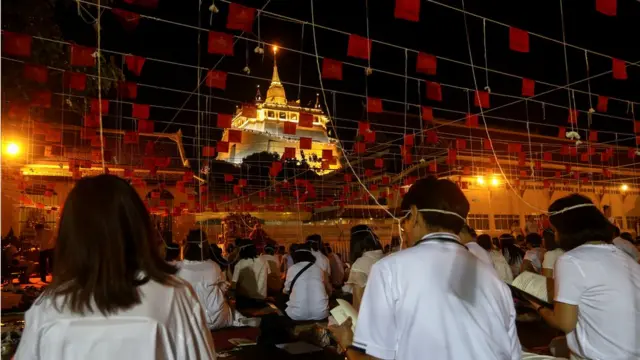 วัดสระเกศราชวรมหาวิหาร มีประชาชนเดินทางมาจับจองที่เพื่อร่วมสวดมนต์ข้ามปีจำนวนมาก ซึ่งวัดสระเกศฯ จะจัดงานนี้ขึ้นทุกปีและทุกครั้งจะได้รับความสนใจจากชาวบ้านที่เข้าร่วมสวดมนต์ข้ามปี