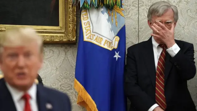 Президент США Трампа и его советник по национальной безопасности Джон Болтон