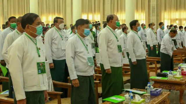 ဝန်ကြီးဟောင်းတွေလည်း အစည်းအဝေးလာတက်