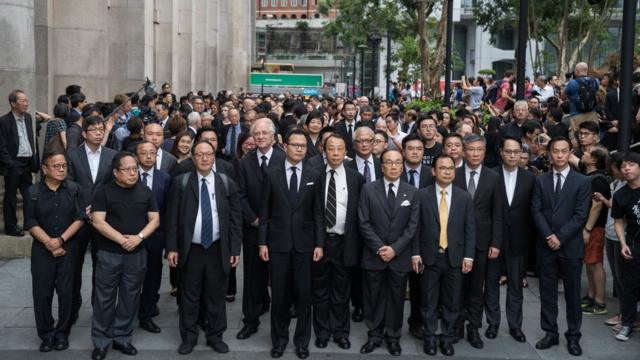 香港大律師公會多次發動靜默遊行，反對當地政府建議修訂《逃犯條例》。