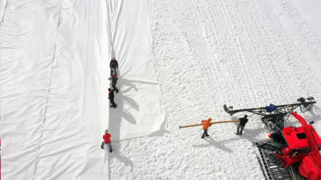 몇몇 스키장들은 여름에 빙하가 녹는 것을 막기 위해 보호 담요로 빙하를 덮고 있다