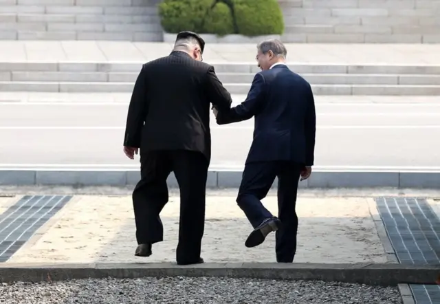 Kim Jong-un mengagetkan banyak orang dengan mengajak sejawatnya dari Selatan. Presiden Moon Jae-in, untuk melangkah melintasi garis demarkasi, memasuki wilayah utara.