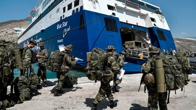 Meis Adası'na çıkan askerler