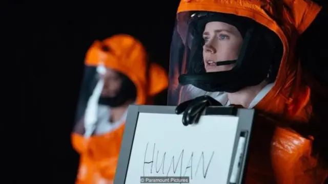"Gəliş" filmində Amy Adams-ın oynadığı Louis yadplanetlilərin dilini deşifrə etmək üçün Amerika hərbçiləri tərəfindən linqvist kimi dəvət edilir