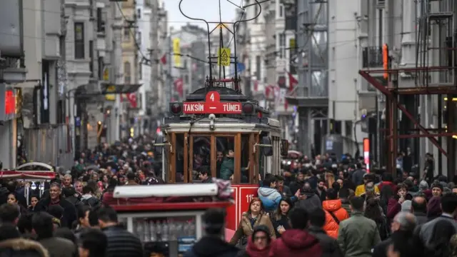 ترکیه سالهاست که یکی از مقاصد پرطرفدار شهروندان ایرانی برای کار، زندگی و تفریح بوده؛ بعضی از شهروندان ایرانی دائما بین کشور خود و ترکیه عمدتا برای مقاصد تجاری در رفت و آمدند.