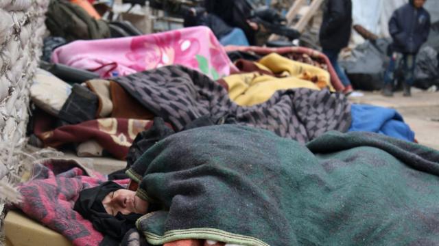 Enfermos en el piso esperando ser evacuados desde el este de Alepo